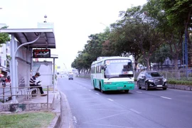 Nhà chờ xe buýt trên trục đường chính Trường Chinh, Thành phố Hồ Chí Minh. (Ảnh: Tiến Lực/TTXVN) 