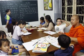 Lớp học Tiếng Việt tình thương tại Chùa Phật tích Vientiane. (Ảnh: Phạm Kiên/TTXVN)