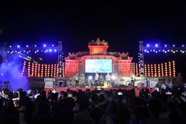 Ban nhạc Gute Gute đến từ Israel biểu diễn tại sân khấu Bia Quốc học thu hút rất đông khán giả với những tiết mục sôi động, hiện đại. (Ảnh: Đỗ Trưởng/TTXVN) 