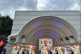 Đội múa Nakama Yosakoi trình diễn tại sân khấu công viên Yoyogi. (Ảnh: Nguyễn Tuyến/TTXVN)
