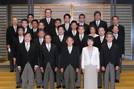 Tân Thủ tướng Nhật Bản Yoshihide Suga (giữa, hàng đầu) chụp ảnh chung với các thành viên nội các tại Tokyo, Nhật Bản, ngày 16/9/2020. (Nguồn: AFP/TTXVN)