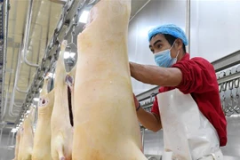 Công nhân chế biến thịt cừu tại một nhà máy ở Khu tự trị dân tộc Choang Quảng Tây, Trung Quốc, ngày 1/12/2021. (Ảnh: THX/TTXVN) 