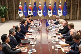 Tổng thống Hàn Quốc Yoon Suk-yeol (thứ 5, trái), Chủ tịch Ủy ban châu Âu Ursula von der Leyen (thứ 6, phải) và Chủ tịch Hội đồng châu Âu Charles Michel (thứ 5, phải) tại hội nghị ở Seoul ngày 22/5/2023. (Ảnh: Yonhap/TTXVN)