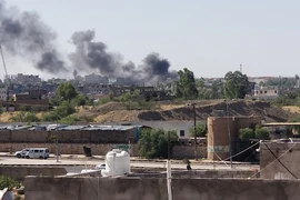 Khói bốc lên sau cuộc không kích do liên quân Mỹ-Anh tiến hành nhằm vào căn cứ quân sự của lực lượng Houthi tại Sanaa, Yemen ngày 7/6/2024. (Ảnh: THX/TTXVN)