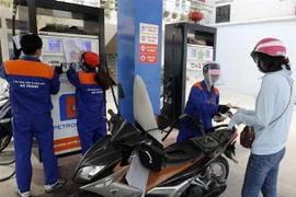 Mua bán xăng dầu tại cửa hàng kinh doanh xăng dầu Petrolimex. (Ảnh: Trần Việt/TTXVN) 