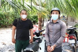 Hai đối tượng Trần Thanh Ngọc và Nguyễn Mạnh Hoài bị bắt giữ. (Ảnh: Thanh Tâ/TTXVN phát) 