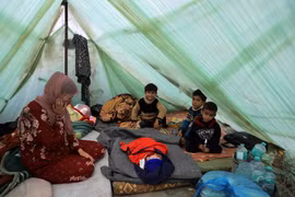 Trẻ em Palestine tại khu lều tạm ở Khan Younis, phía nam Dải Gaza, ngày 13/12/2023. (Ảnh: THX/TTXVN)