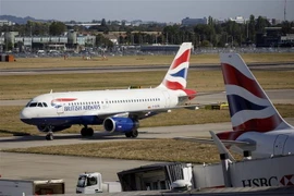 Máy bay của hãng hàng không British Airways đỗ tại sân bay Heathrow ở London, Anh. (Nguồn: AFP/TTXVN) 