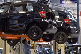 Dây chuyền sản xuất xe ôtô của Volkswagen (Đức) tại nhà máy ở Sao Bernardo do Campo, Brazil. (Ảnh: AFP/TTXVN) 