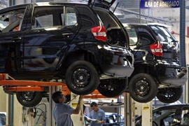 Dây chuyền sản xuất xe ôtô của Volkswagen (Đức) tại nhà máy ở Sao Bernardo do Campo, Brazil. (Ảnh: AFP/TTXVN) 