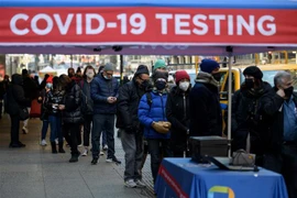 Một điểm xét nghiệm COVID-19 cho người dân tại New York, Mỹ. (Ảnh: AFP/TTXVN) 