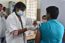 Nhân viên y tế tiêm vaccine ngừa COVID-19 cho người dân tại Hyderabad, Ấn Độ ngày 3/6/2021. (Ảnh: THX/TTXVN) 