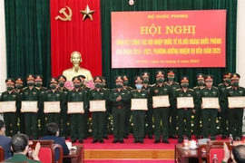 Thượng tướng Hoàng Xuân Chiến, Thứ trưởng Bộ Quốc phòng, trao Bằng khen của Bộ trưởng Bộ Quốc phòng cho các đơn vị. (Ảnh: TTXVN phát) 
