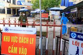 Phun khử khuẩn khuôn viên Bệnh viện Đa khoa tỉnh Thái Bình để phòng, chống dịch COVID-19. (Ảnh: Thế Duyệt/TTXVN) 