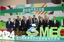 Ban tổ chức và đại biểu các nước tại lễ khai mạc MIECF 2024. (Ảnh: Xuân Vịnh/TTXVN)