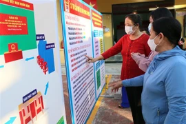 Cử tri tỉnh Quảng Nam xem danh sách bầu cử. (Ảnh: Trần Tĩnh/TTXVN) 