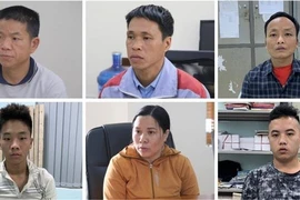 Sáu đối tượng từ trái qua phải, từ trên xuống dưới: Hoàng Văn Bưu, La Văn Chung, Đào Văn Hồng, Đào Văn Đức, Hoàng Thị Quỳnh, Thào A Ké tại cơ quan Công an tỉnh Cao Bằng. (Ảnh: TTXVN phát) 