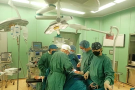 Nhờ "báo động đỏ," toàn bệnh viện đã cứu sống bệnh nhân nữ (14 tuổi), trú tại thành phố Vũng Tàu bị đâm thủng tim, phổi. (Ảnh: TTXVN phát)