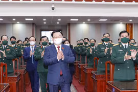 Chủ tịch Quốc hội Vương Đình Huệ đến chúc Tết cán bộ, chiến sỹ Bộ Tư lệnh Thủ đô Hà Nội. (Ảnh: Doãn Tấn/TTXVN) 