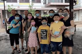Bạn bè và các tình nguyện viên đã giúp ông Martin Lim và bà Jennifer Lê tặng khẩu trang miễn phí. (Nguồn: TODAY) 