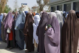 Phụ nữ Afghanistan chờ nhận lương thực cứu trợ tại tỉnh Kandahar ngày 28/3/2023. (Ảnh: AFP/TTXVN)