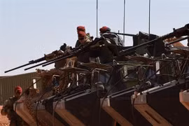 Binh sỹ Pháp tham gia chiến dịch truy quét phiến quân ở Madama, khu vực giáp giới với Libya. (Ảnh: AFP/TTXVN) 