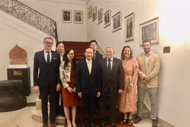 Cao ủy EU về nông nghiệp của EU, Janusz Wojciechowski (hàng đầu, thứ 3, phải), Đại sứ Nguyễn Văn Thảo, cùng một số quan chức Tổng vụ Nông nghiệp EC và cán bộ Thương vụ Việt Nam tại Bỉ. (Ảnh: TTXVN phát) 