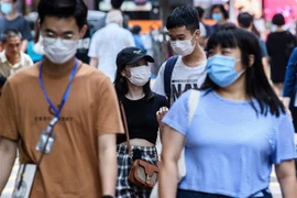 Người dân đeo khẩu trang phòng dịch COVID-19 khi lưu thông trên đường phố tại Hong Kong, Trung Quốc ngày 13/5/2020. (Nguồn: AFP/TTXVN) 