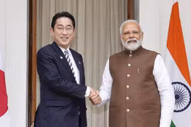 Thủ tướng Ấn Độ Narendra Modi (phải) và Thủ tướng Nhật Bản Fumio Kishida tại cuộc gặp ở New Delhi ngày 20/3/2023. (Ảnh: Kyodo/TTXVN)