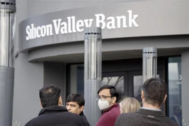 Người dân tập trung bên ngoài trụ sở ngân hàng Silicon Valley Bank (SVB) ở California, Mỹ ngày 13/3/2023. (Ảnh: THX/TTXVN)