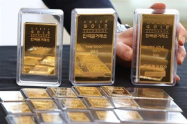 Nhân viên trưng bày những thanh vàng tại sàn giao dịch vàng ở Seoul, Hàn Quốc. (Ảnh: YONHAP/TTXVN) 