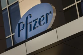 Biểu tượng hãng dược Pfizer tại Cambridge, Massachusetts, Mỹ. (Nguồn: AFP/TTXVN) 