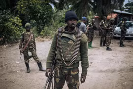 Binh sỹ Cộng hòa Dân chủ Congo tuần tra tại làng Manzalaho gần thị trấn Beni. (Ảnh: AFP/TTXVN) 