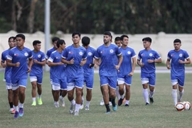 Các cầu thủ đội tuyển U23 Philippines tập luyện trên sân vận động huyện Tam Nông. (Ảnh: Minh Quyết/TTXVN) 