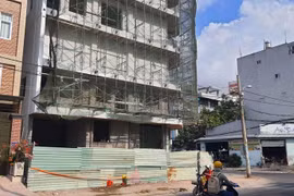 Lực lượng chức năng phong tỏa công trình xây dựng sau sự việc. (Ảnh: Báo Pháp luật Thành phố Hồ Chí Minh)