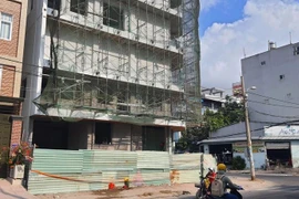 Lực lượng chức năng phong tỏa công trình xây dựng sau sự việc. (Ảnh: Báo Pháp luật Thành phố Hồ Chí Minh)