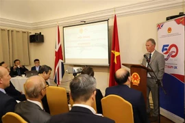 Ông Nigel Evans, Phó Chủ tịch Hạ viện Anh, chào mừng đoàn công tác tỉnh Thái Bình tới xúc tiến đầu tư tại Vương quốc Anh. (Ảnh: Hải Vân/TTXVN)