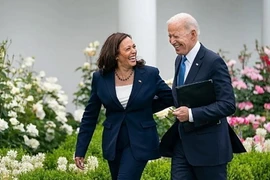 Phó Tổng thống Kamala Harris (trái) ca ngợi Tổng thống Joe Biden (phải) đã đưa ra quyết định “mang tinh thần yêu nước,” đồng thời tuyên bố sẽ giành được đề cử của đảng Dân chủ và đánh bại ông Trump trong cuộc bầu cử sắp tới. (Ảnh: White House/TTXVN)