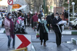 Người dân đeo khẩu trang để phòng tránh lây nhiễm COVID-19 tại Tehran, Iran, ngày 19/3/2020. (Nguồn: THX/TTXVN) 