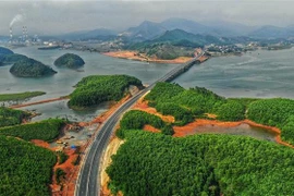 Tuyến cao tốc Hạ Long-Vân Đồn. (Nguồn: TTXVN) 