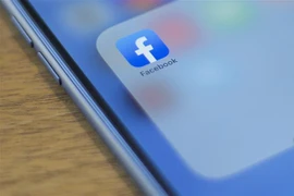 Biểu tượng Facebook trên điện thoại. (Nguồn: AFP/TTXVN) 