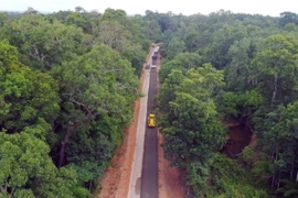 Thi công sửa chữa, cải tạo đoạn Quốc lộ 14C nối từ thị trấn Đắk Mil (Đắk Mil, Đắk Nông) với tỉnh Đắk Lắk. (Ảnh: Hưng Thịnh/TTXVN)