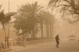 Bão bụi quét qua thành phố Nasiriyah, Iraq ngày 9/4/2022. (Ảnh: AFP/TTXVN) 