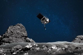 Tàu thăm dò Osiris-Rex của NASA đáp xuống bề mặt tiểu hành tinh Bennu để thu thập mẫu vật. (Ảnh: AFP/TTXVN)
