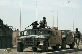 Binh sỹ Mỹ tuần tra tại tuyến đường dẫn tới căn cứ quân sự al-Taji ở phía Bắc thủ đô Baghdad, Iraq. (Nguồn: AFP/TTXVN) 