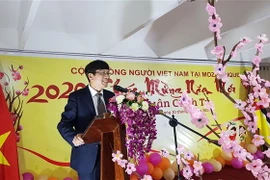 Đại sứ Lê Huy Hoàng phát biểu chúc Tết Canh Tý 2020 tới cộng đồng người Việt. (Ảnh: Đình Lượng/TTXVN) 