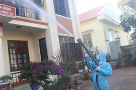 Lực lượng quân đội Quân đoàn 3 tập khử khuẩn tại các điểm dịch trên địa bàn tỉnh Gia Lai. (Nguồn: TTXVN phát) 