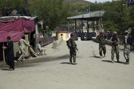 Lực lượng an ninh Afghanistan triển khai tại hiện trường một vụ đánh bom liều chết. (Nguồn: THX/TTXVN) 