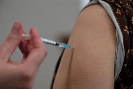 Tiêm vaccine ngừa COVID-19. (Ảnh: AFP/TTXVN) 