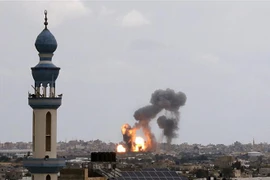 Khói lửa bốc lên tại hiện trường vụ không kích của Israel xuống Khan Yunis, phía Nam Dải Gaza ngày 24/2/2020. (Nguồn: AFP/TTXVN) 